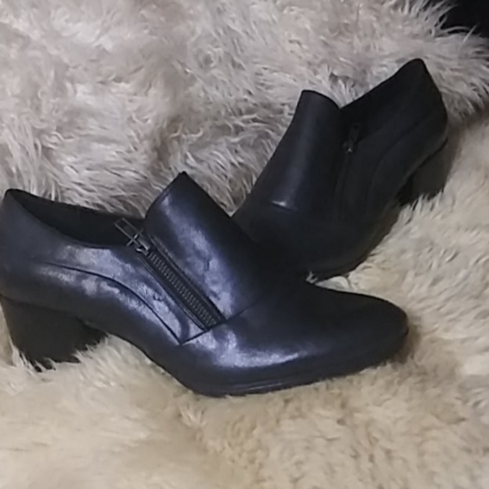 Baretraps black zip up shoes sz10 NWT